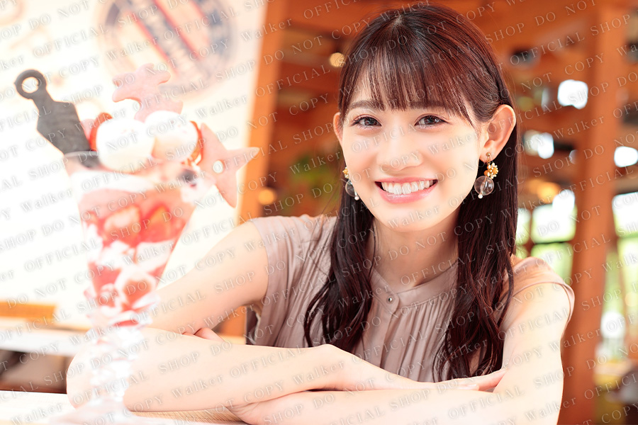 秋本帆華(チームしゃちほこ) 日経エンタテイメント直筆サイン入りチェキ チームシャチ 秋本帆華さん 生誕生写真 サイン コメントあり